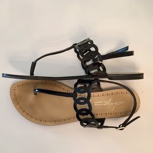 Chic black patent leather flat thong sandal